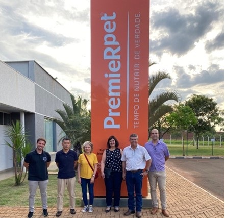 Da esquerda para direita: professores Thiago Vendramini, Takuro Arimura, Julia Maria Matera, Maria Lucia Dagli, Julio Cesar de Carvalho Balieiro e Ricardo Vieira Ventura   no CEPEN pet Pirassununga/SP