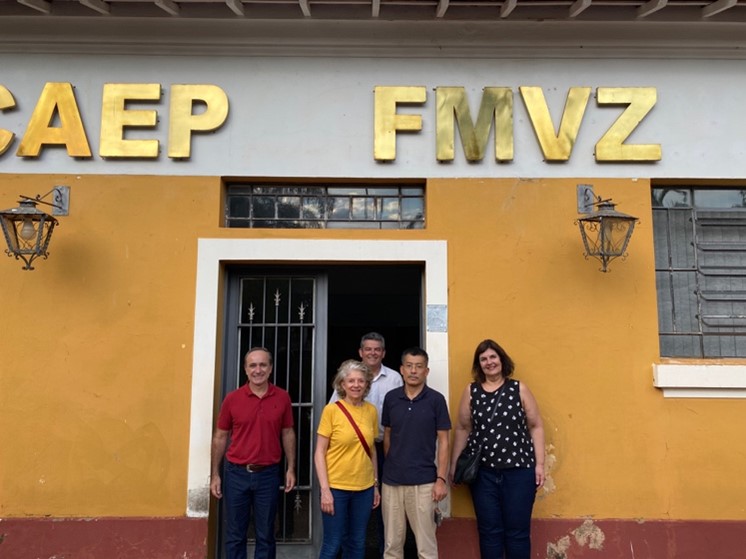 Da esquerda para direita: professores Rodrigo Romero Correa,  Julia Maria Matera,  Takuro Arimura, Maria Lucia Dagli e, atrás, Julio Cesar de Carvalho Balieiro no CAEP, em Pirassununga/SP