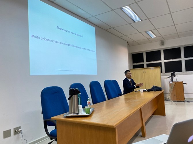 Prof. Takuro Arimura palestrando sobre Acreditação no Anfiteatro Pau-Brasil